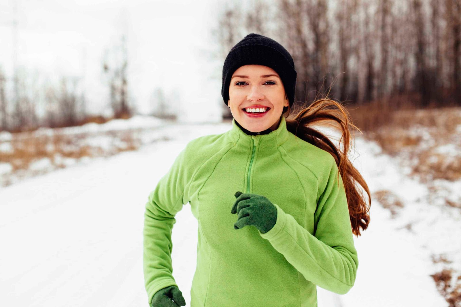 Спортивная зима. Зимний бег. Люди зимой. Физическая активность зимой. Fast cold